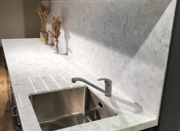 Прямая столешница со стеновой панелью