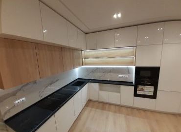 Угловая столешница черного цвета