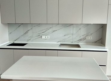 Прямая столешница для кухни со столом