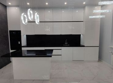 Черная столешница со столом