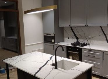 Кварцевая столешница со столом и "островом"