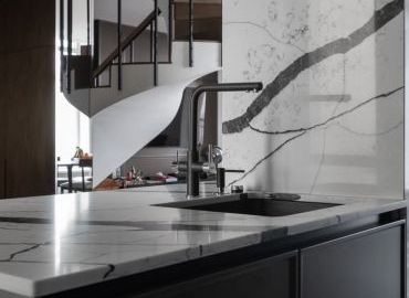 Кварцевая столешница со сложной конструкцией