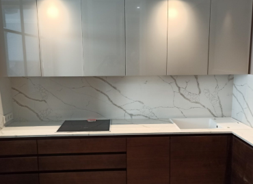 Угловая столешница со стеновой панелью для кухни